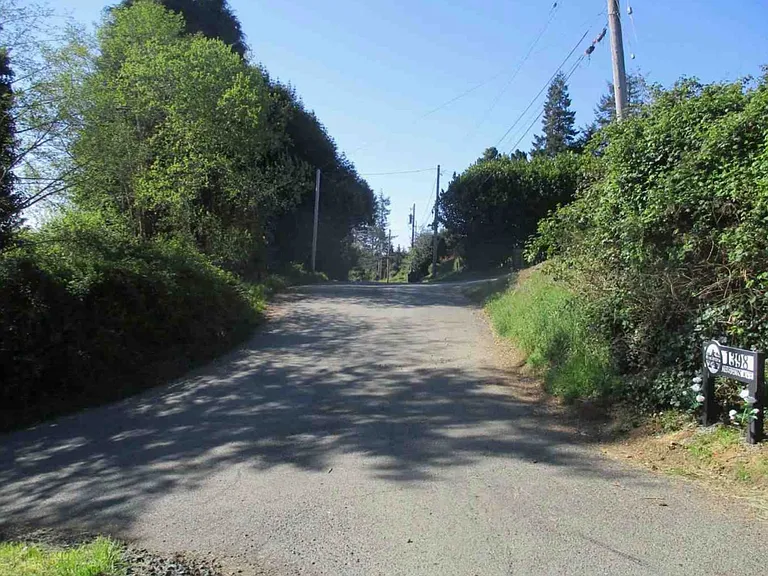 1398 Oregon Ave — Photo 11