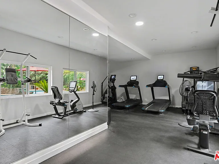 2700 Cahuenga Blvd #1203 — Photo 36