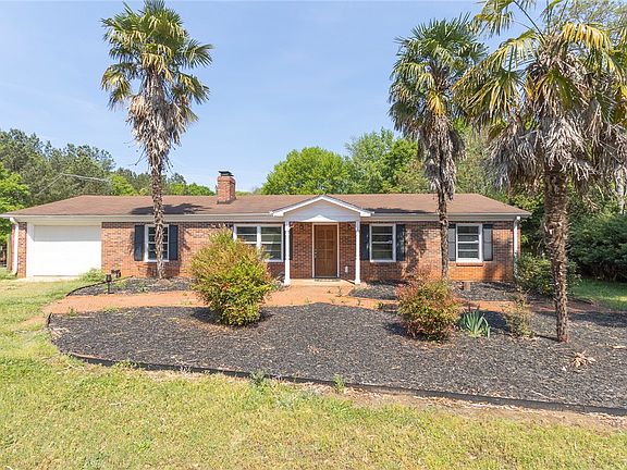 3rd image of 820 Travis Rd
