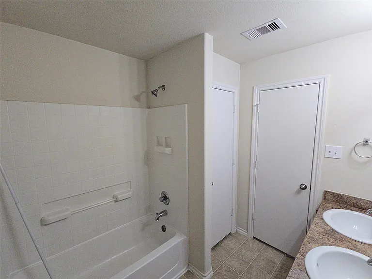 810 Lightningbug Ln — Photo 9
