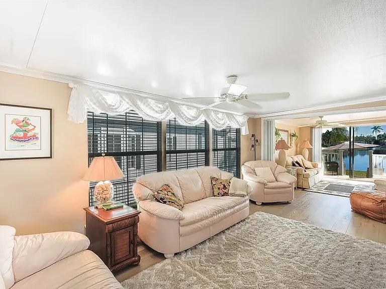 2048 Crystal Lake Dr — Photo 10