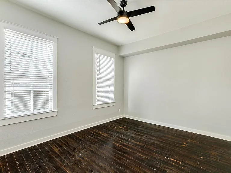 1407 Winnie St — Photo 16
