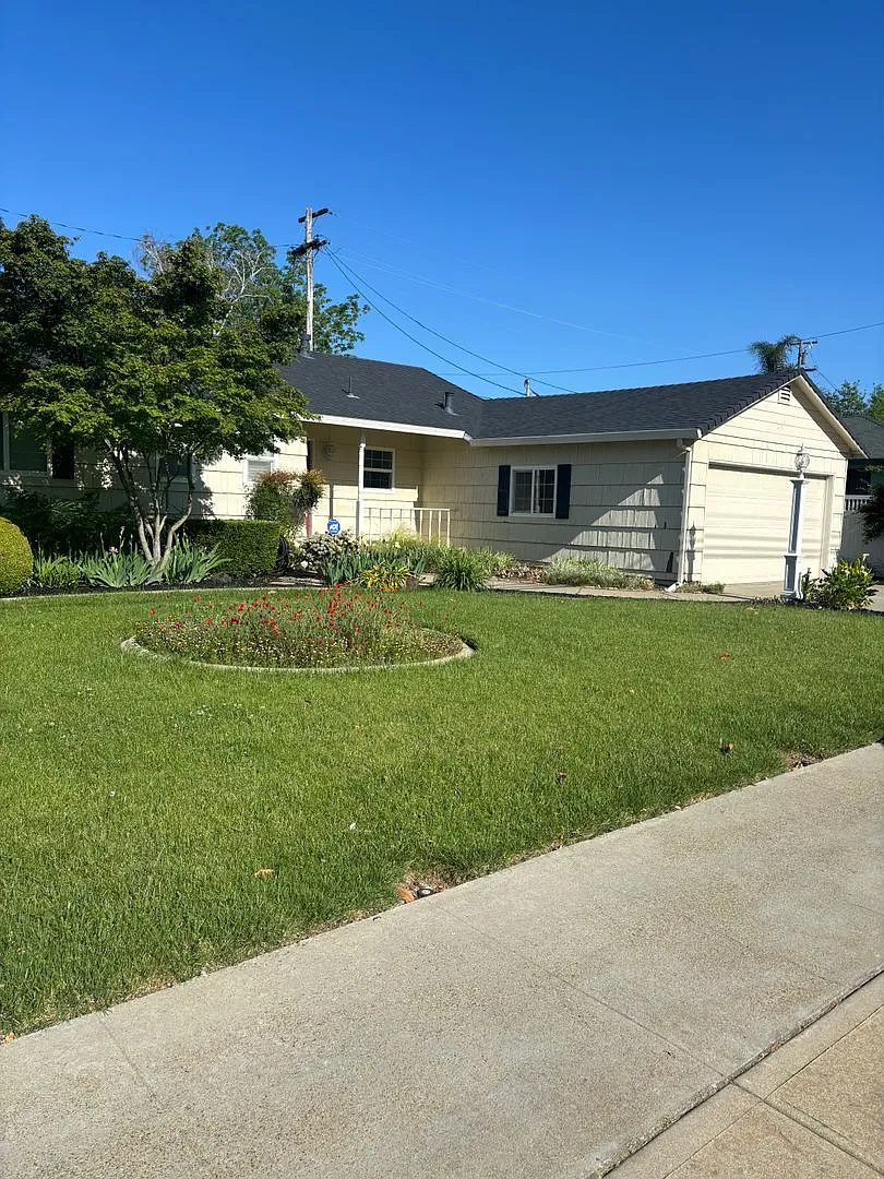 3 B/R 2 Ba Charming House Available Now!! — Photo 1