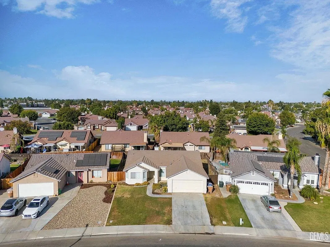 3 bed, 2.0 bath, 1302 sqft, $2,450 — Photo 3