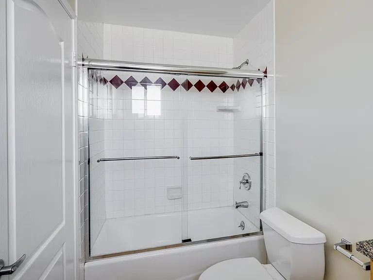 1011 Thompson Ave #C — Photo 11