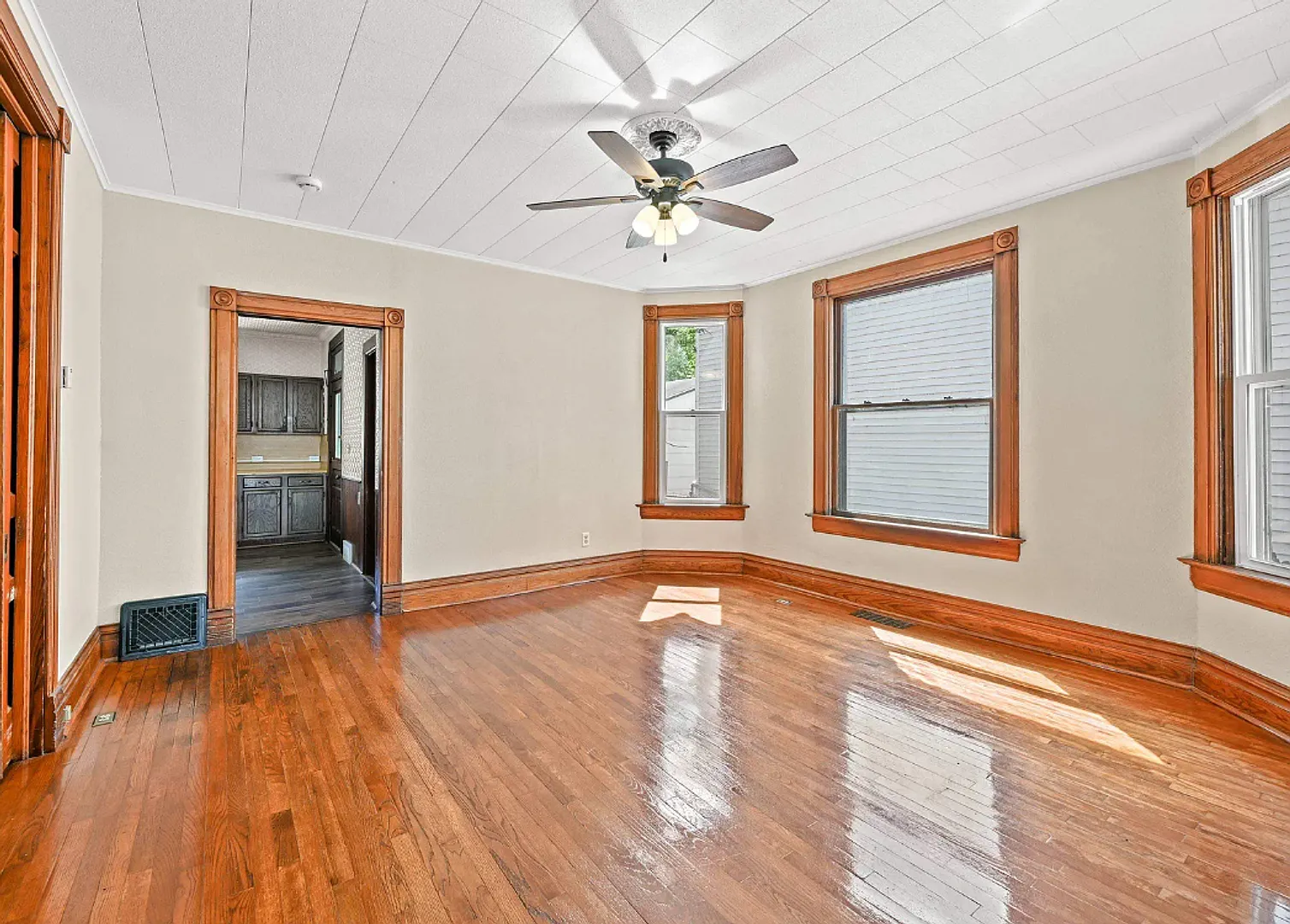 4 bedroom 2 bathroom unit that is fully renovated. — Photo 4