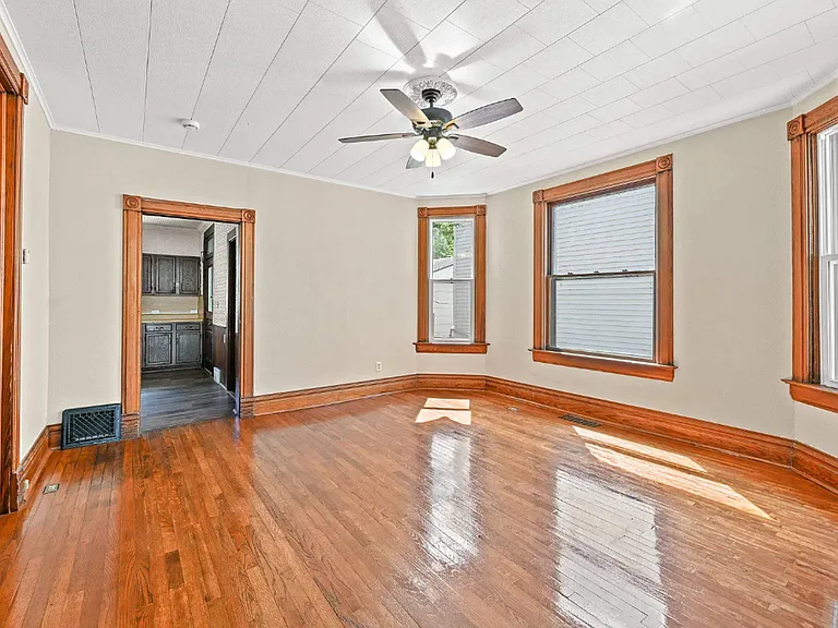 2508 Windsor Ave — Photo 4