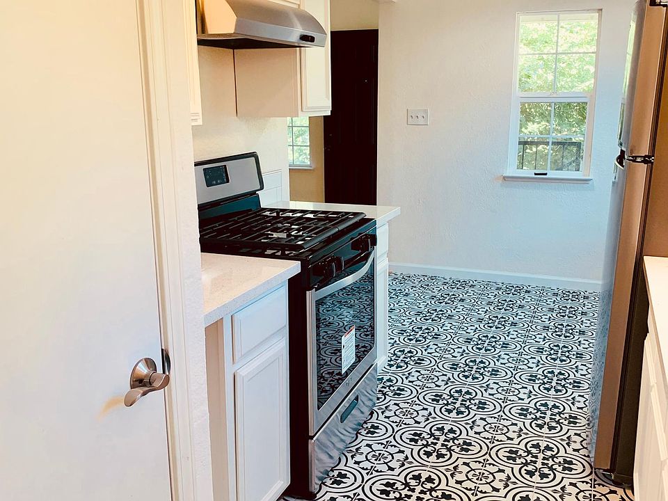 1st image of 2557 33rd St