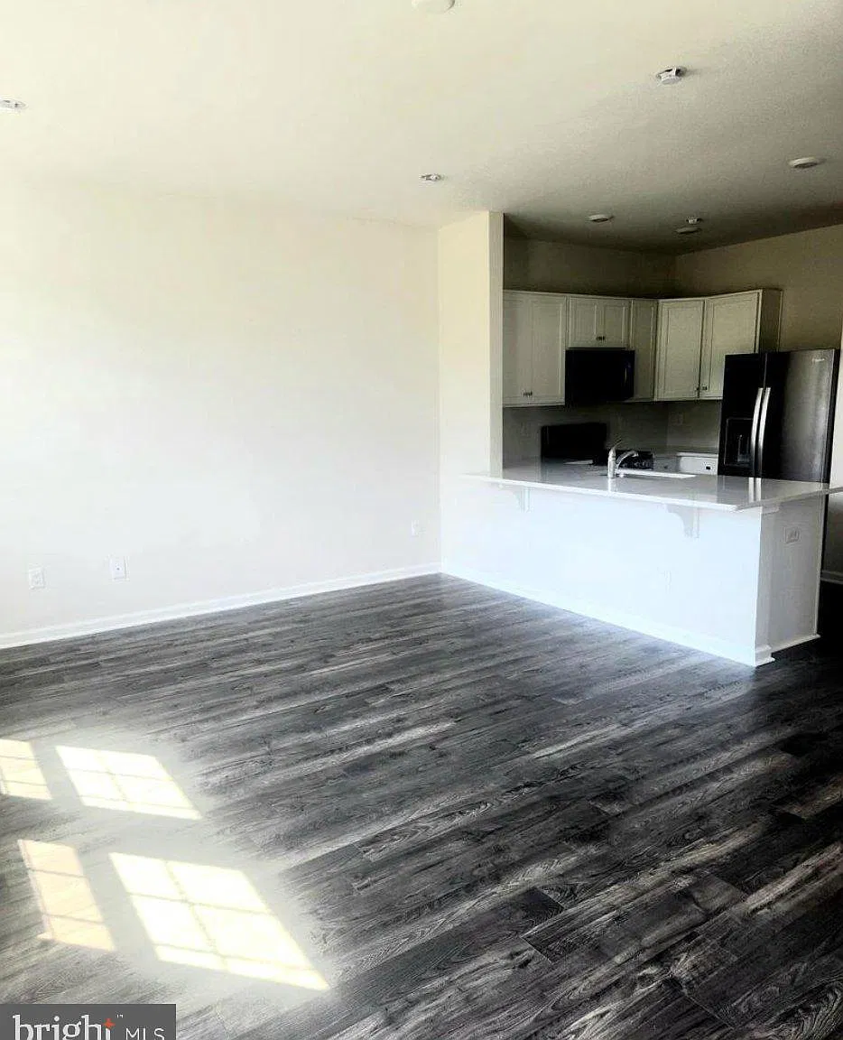 3 bed, 2.5 bath, 1484 sqft, $2,700 — Photo 4