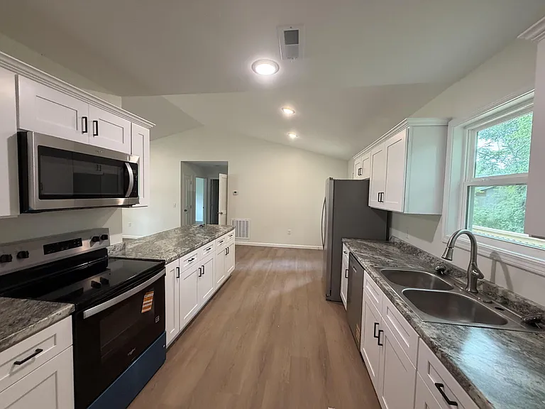 204 Peter Ave — Photo 2