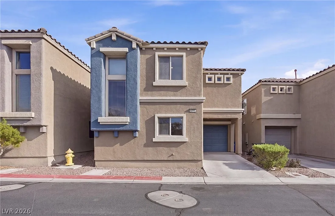 3 bed, 2.5 bath, 1374 sqft, $1,735 — Photo 1