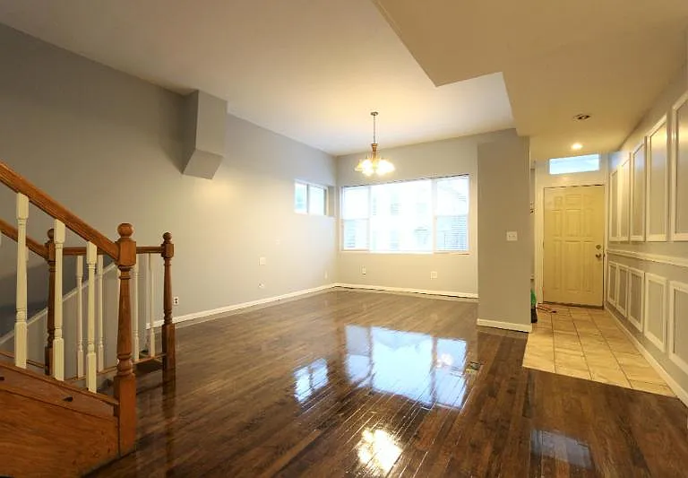 1025 W 20th Pl #1 — Photo 3