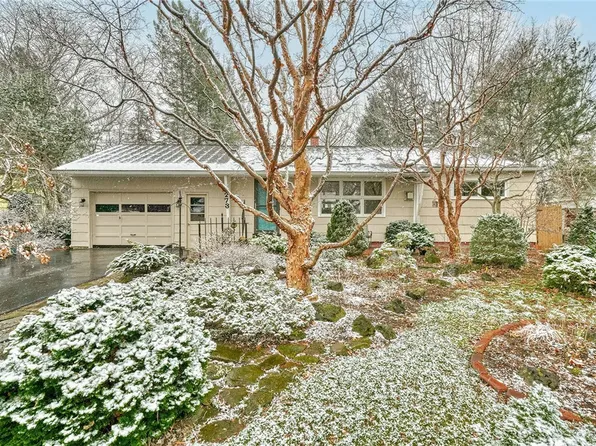 273 Park Lane Dr, Webster, NY 14580