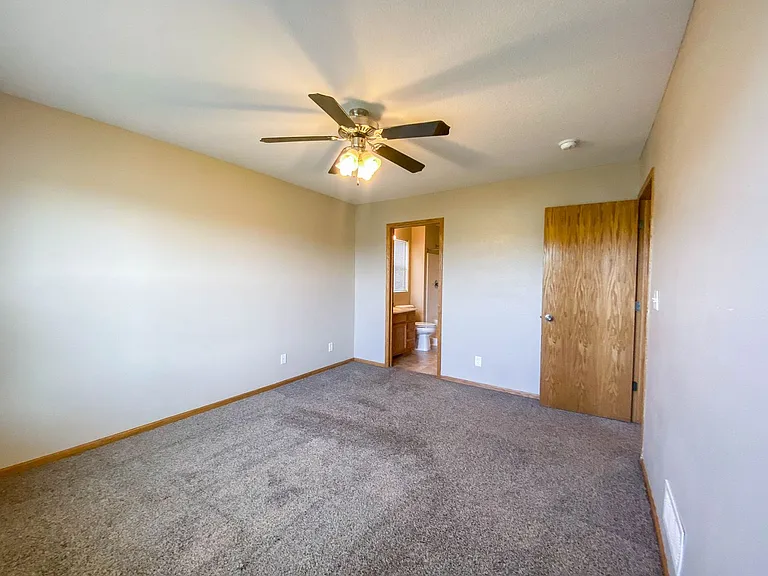 450 SE Westgate Dr — Photo 7