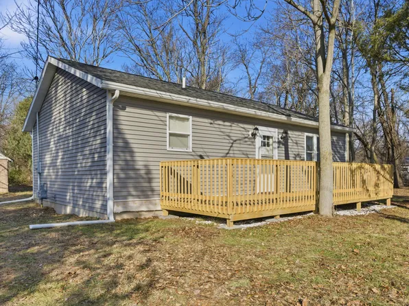 1606 N Longshore Dr, Walkerton, IN 46574