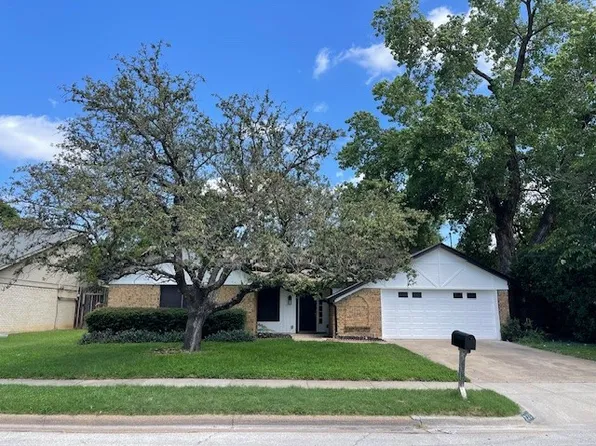 732 Spring Valley Dr, Hurst, TX 76054