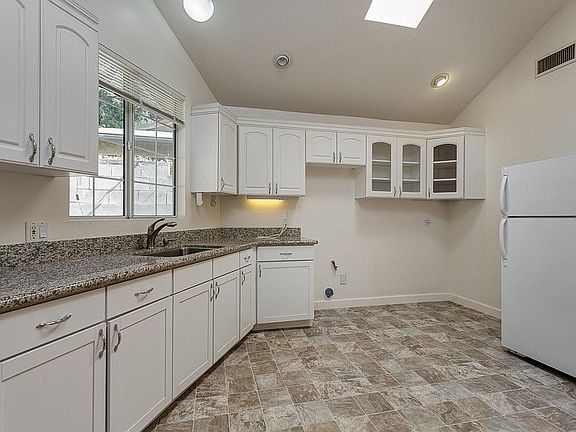 5th image of 2707 Altura Ave #B