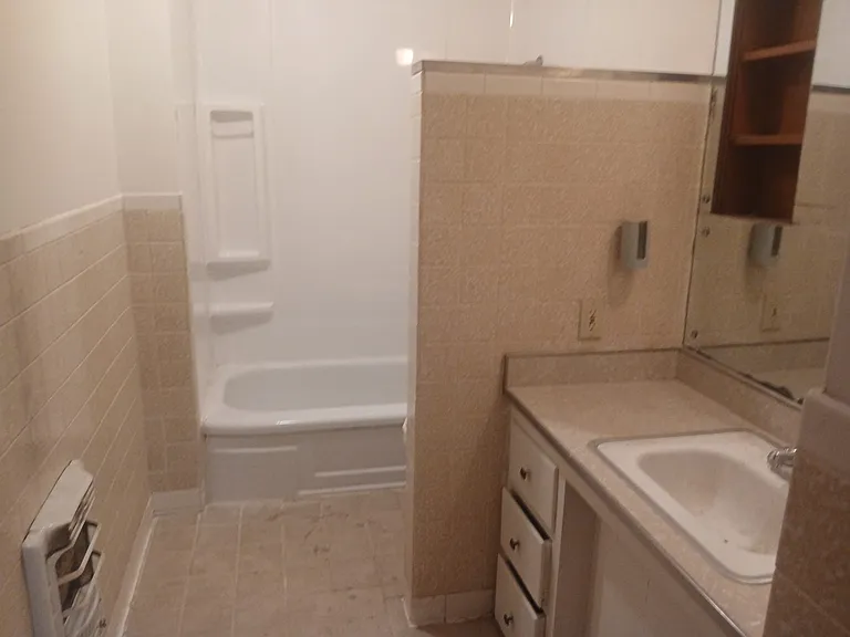 2413 Poplar St — Photo 3