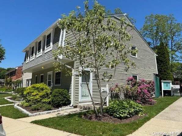 959 Village Drive #959, Hauppauge, NY 11788