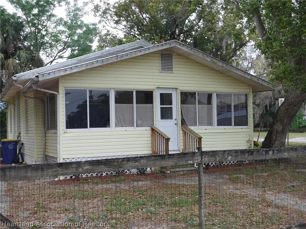 2 bed, 1.0 bath, 812 sqft, $1,250 — Photo 1