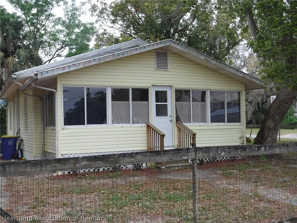 100 Gwen Hill St