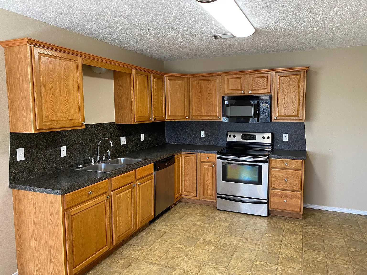 3 bed, 1800 sqft, $1,250 — Photo 4