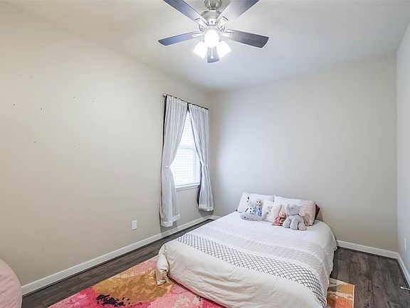 4th image of 99 W Wading Pond Cir