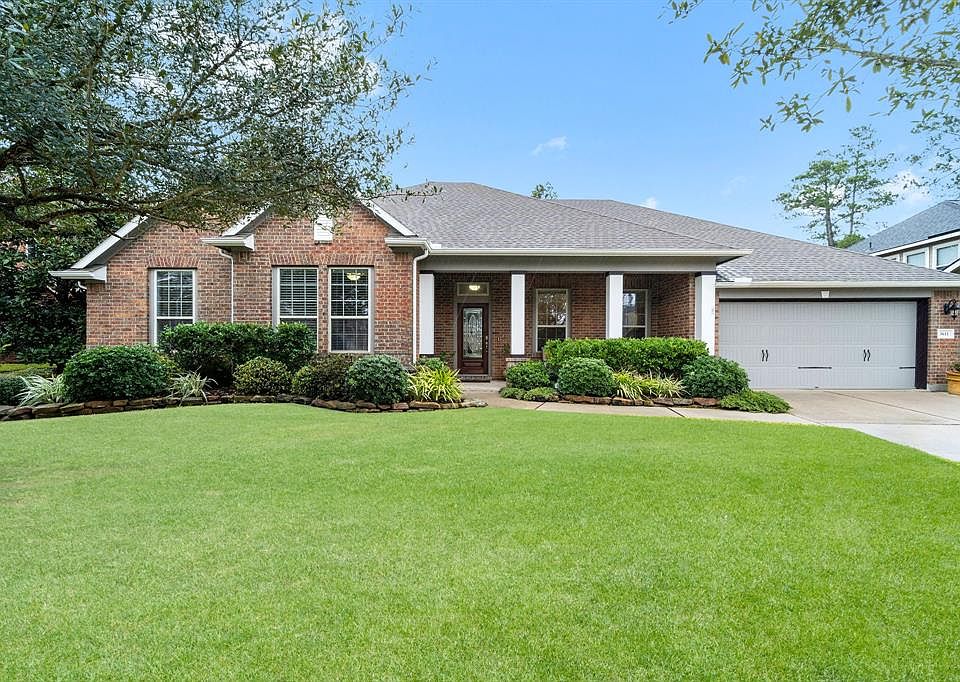 1.5 story David Weekley home on large cul-de-sac lot