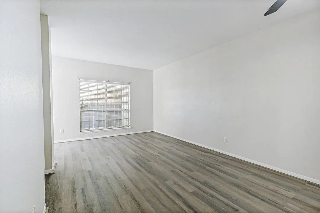 2 bed, 1.0 bath, 841 sqft, $1,300 — Photo 4