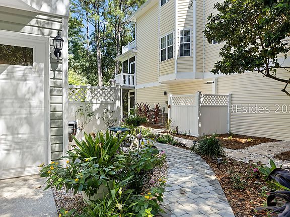 2nd image of 96 Victoria Square Drive