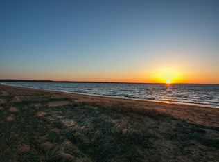 8A Robins Nest Ln, Hampton Bays, NY 11946