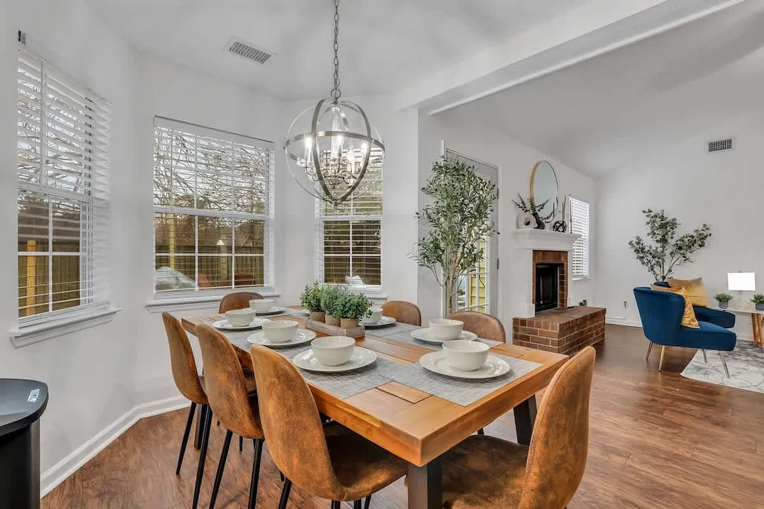 4 bed, 2.0 bath, 1399 sqft, $3,159 — Photo 4