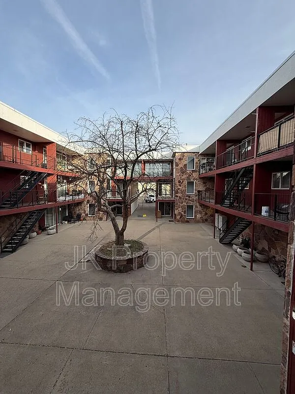 2 bed, 1.0 bath, 1008 sqft, $1,250 — Photo 2