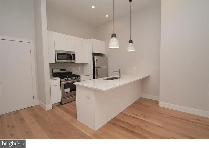 1 bed, 1.0 bath, 18398 sqft, $2,195 — Photo 2