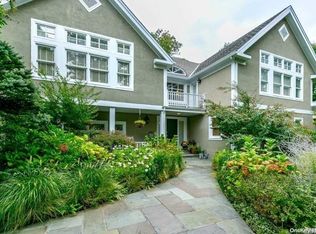 33 Wildwood Dr, Great Neck, NY 11024