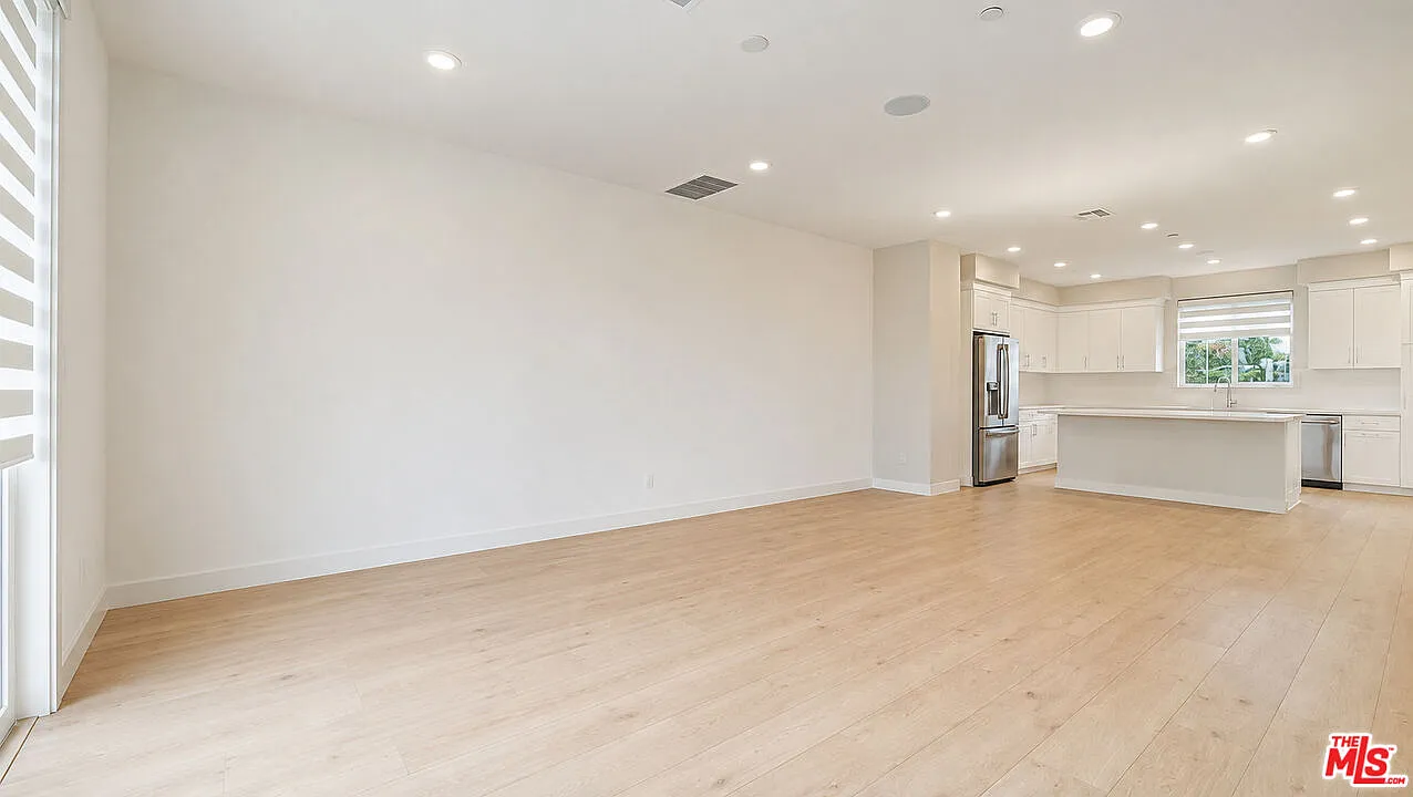 3 bed, 2.5 bath, 1842 sqft, $4,500 — Photo 1