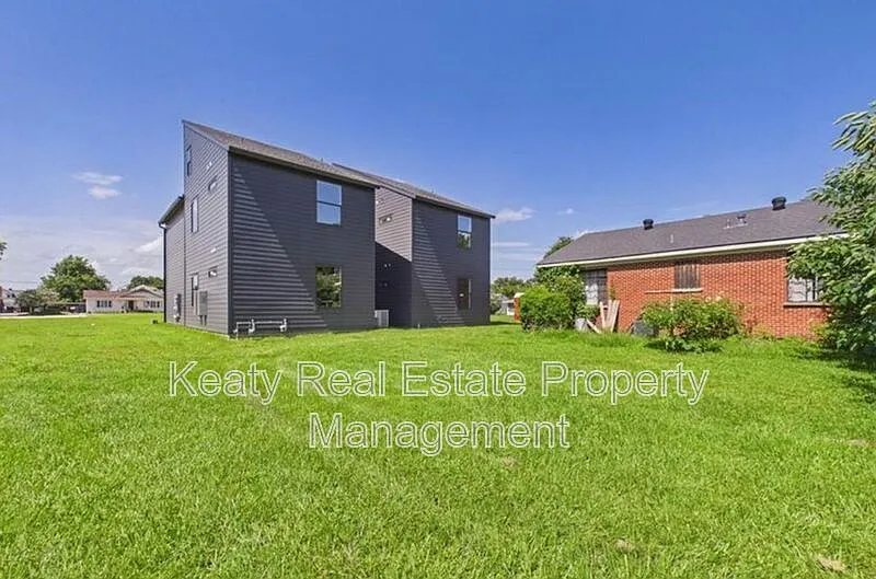3 bed, 2.0 bath, 1030 sqft, $1,950 — Photo 4