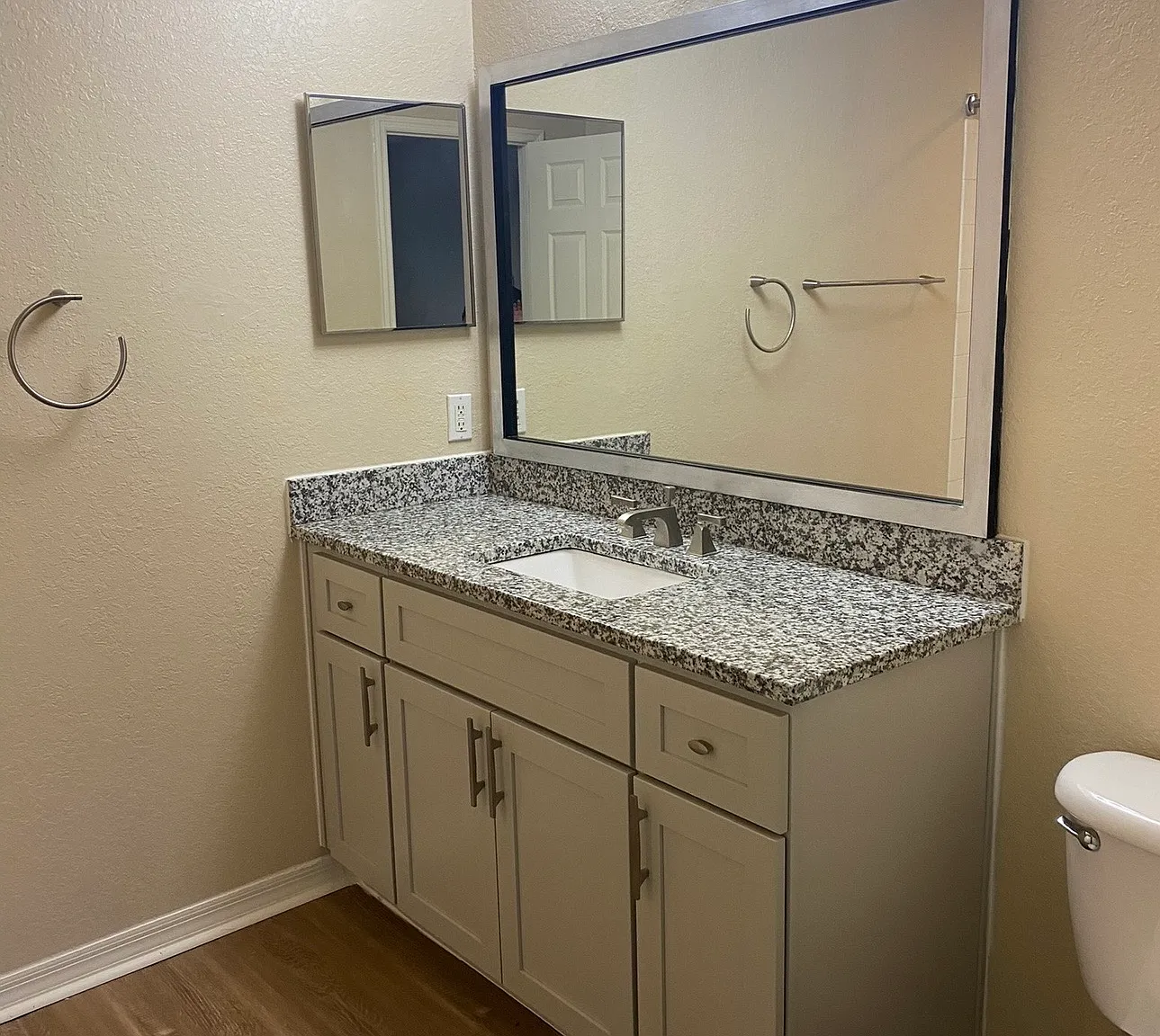 1 bed, 835 sqft, $1,577 — Photo 4