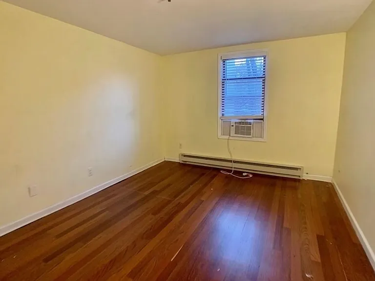 84 Monroe St #4 — Photo 2