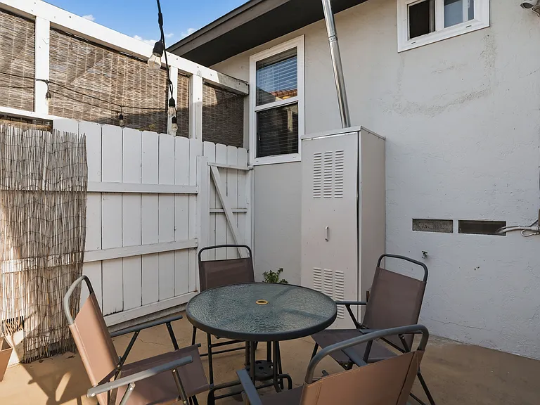 2606 Juan St — Photo 24