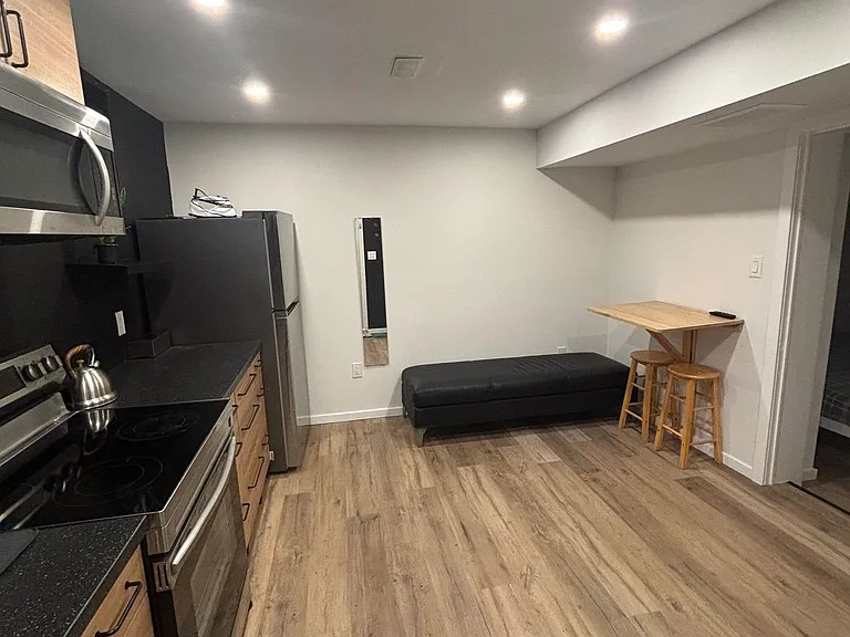 202 Glenada Ct #BASEMENT — Photo 2