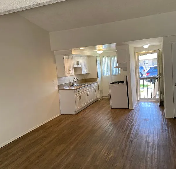 1825 W Maple Ave — Photo 1
