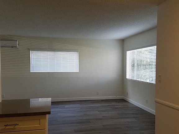 Serving peninsula adjacent to living room and breakfast area