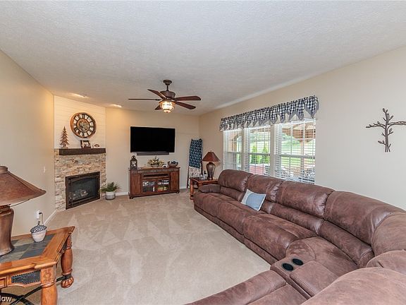 4th image of 977 Woodfield Ln