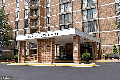 2300 Pimmit Dr Photo 1