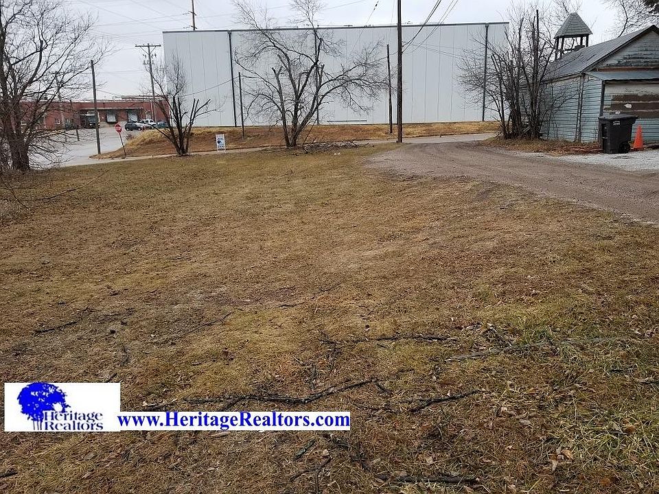 1st image of 423 W 11th St
