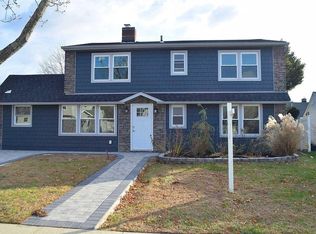 19 Radial Ln, Levittown, NY 11756