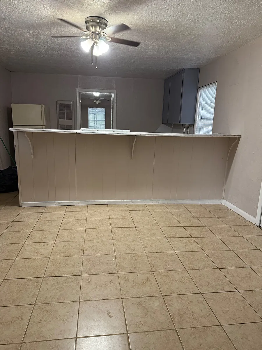 Building Photo - 705 S Roosevelt Ave #A