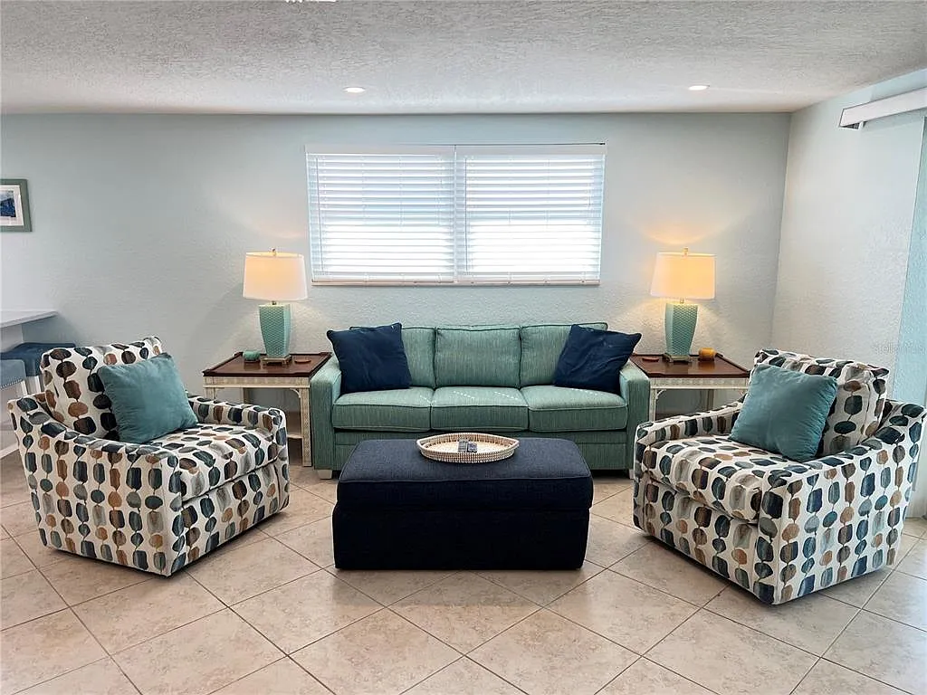 2 bed, 2.0 bath, 1064 sqft, $8,970 — Photo 4