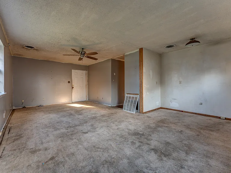 121 E Pecan St — Photo 17